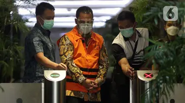 Kepala Subdirektorat Kerjasama dan Dukungan Pemeriksaan Dirjen Pajak, Dadan Ramdani (tengah) usai rilis penahanan di Gedung KPK, Jakarta, Jumat (13/8/2021). Dadan Ramdani tersangka dugaan penerimaan hadiah atau janji terkait pemeriksaan perpajakan tahun 2016-2017. (Liputan6.com/Helmi Fithriansyah)