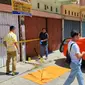 Petugas identifikasi dari Polresta Pekanbaru melakukan olah tempat kejadian perkara di lokasi penemuan mayat bayi dalam kantong plastik. (Liputan6.com/M Syukur)
