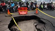 Sejumlah pengendara memperhatikan jalan yang ambles di perempatan Karet Bivak, Jakarta. Foto diambil pada Kamis (6/11/2014). (Liputan6.com/Johan Tallo) 
