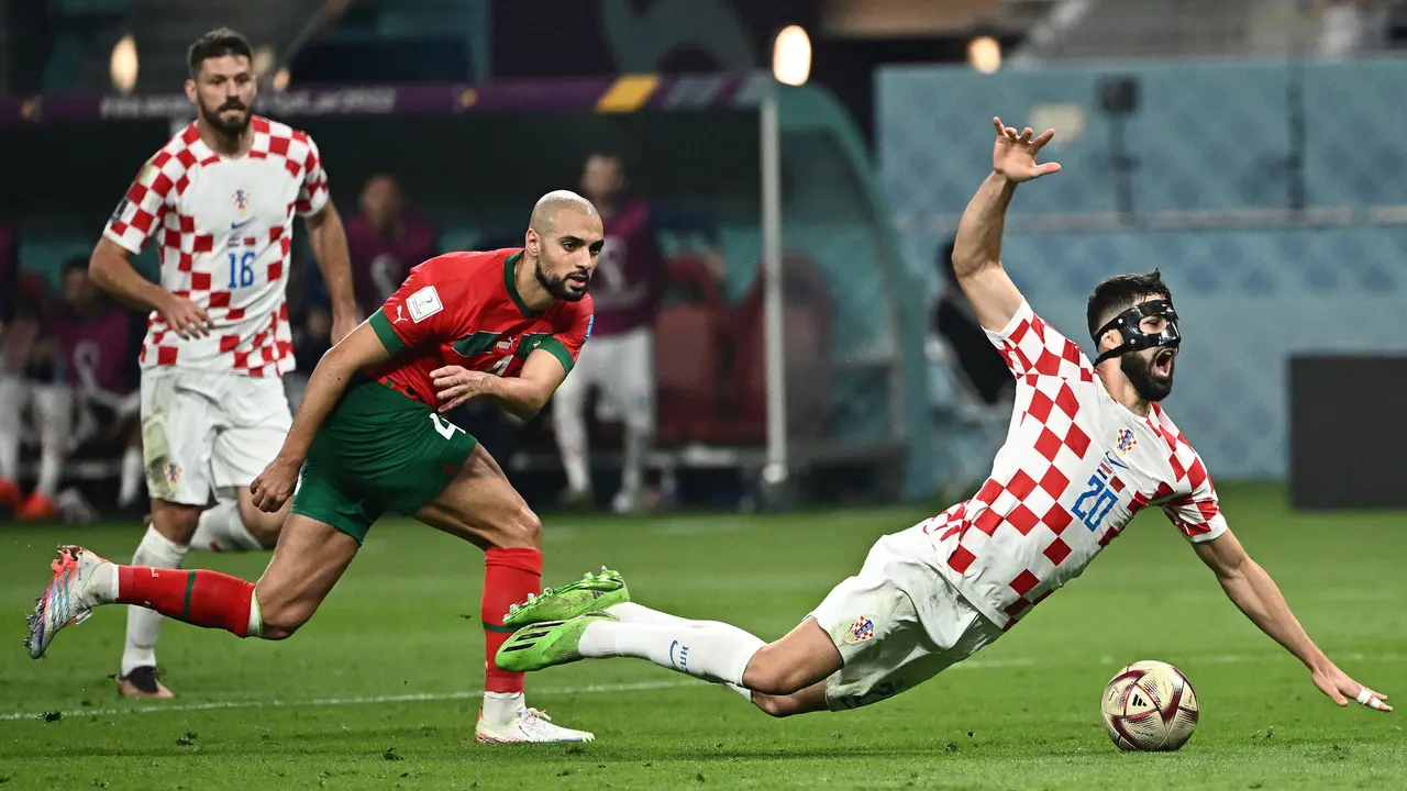 Foto: Datang untuk Perkuat Pertahanan MU, Ini Aksi Tangguh Sofyan Amrabat saat Piala Dunia 2022 Qatar