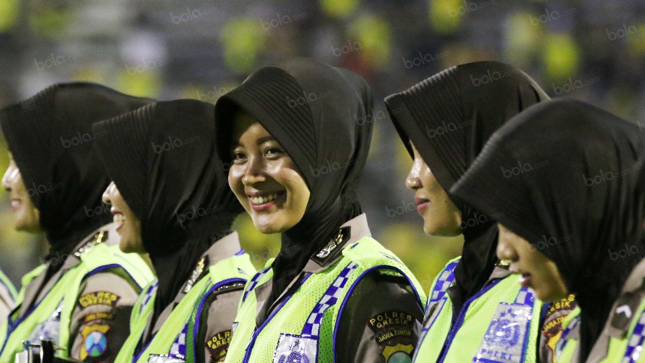 Polwan Unjuk Kebolehan Qosidah di Stadion Tri Dharma Gresik 