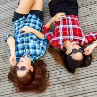 Teman yang terlihat baik belum tentu bermaksud baik, malah bisa merugikan. (Foto: pexels.com)