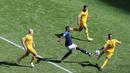 Gelandang Prancis, Paul Pogba, berusaha melewati pemain Australia pada laga Piala Dunia di Kazan Arena, Sabtu (16/6/2018). Prancis menang 2-1 atas Australia. (AP/Hassan Ammar)