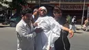 Warga mengevakuasi orang yang terluka setelah serangan bom bunuh diri di Kabul, Afganistan, (31/5). Bom ini menewaskan Sedikitnya sembilan orang dan melukai puluhan orang. (AP Photos / Massoud Hossaini)
