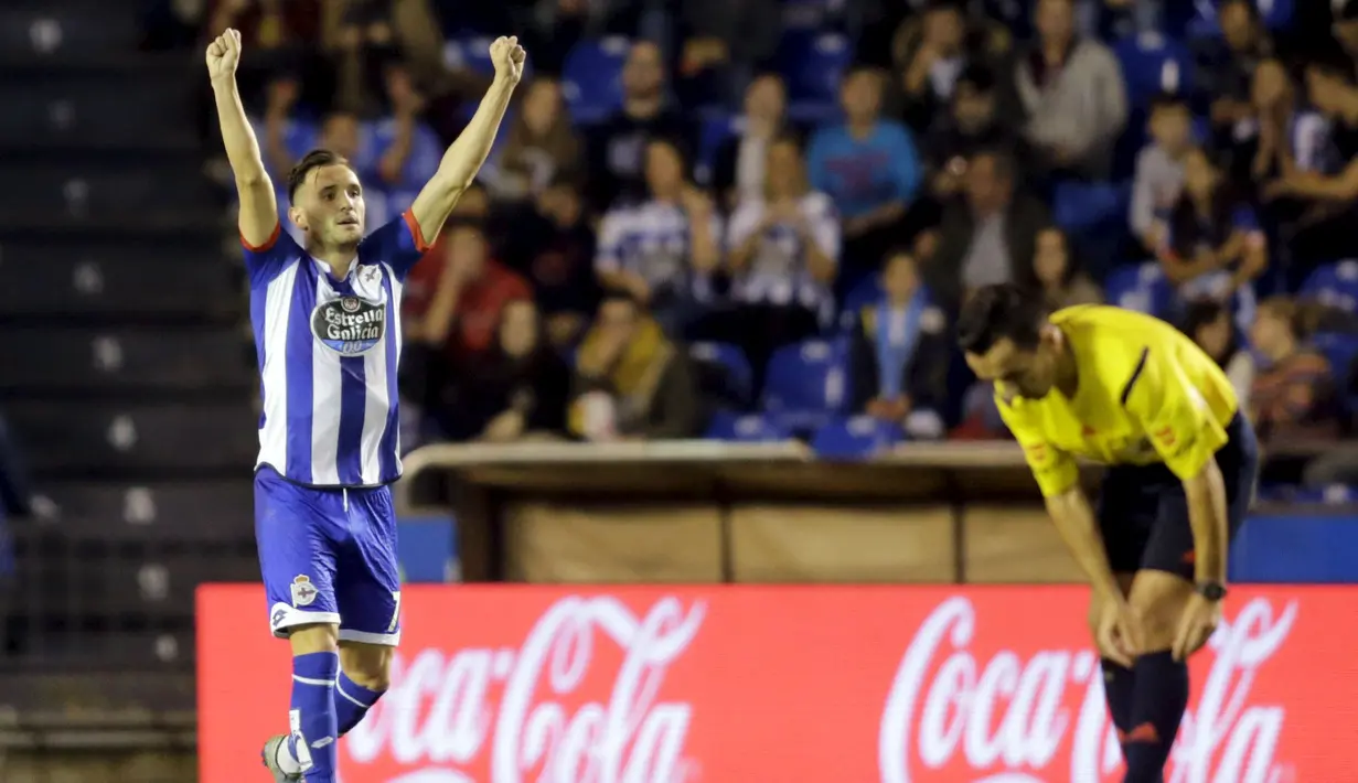 Pemain Deportivo Coruna Lucas Perez merayakan gol saat timnya bermain imbang 1-1 melwan Atletico Madrid pada lanjutan La Liga Spanyol di Stadion Riazor, Sabtu (30/10/2015) dini hari. (REUTERS/Miguel Vidal)