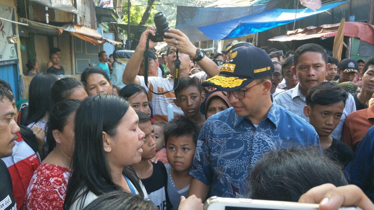 Warga korban kebakaran di Taman Sari, Jakarta Barat bercerita pada Gubernur DKI Jakarta Anies Baswedan (Liputan6.com/Delvira Chaerani Hutabarat)