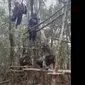 Adegan dalam video terlihat kelompok Santoso tengah berlatih flying fox.