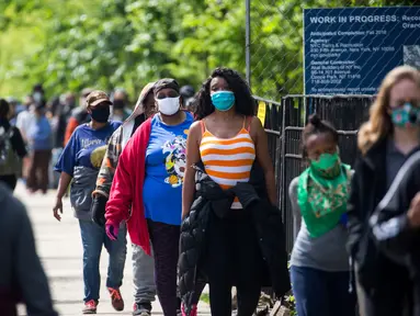 Orang-orang mengantre mendapatkan masker gratis di Prospect Park di wilayah Brooklyn di New York, Amerika Serikat (3/5/2020). New York City (NYC) akan membagikan lebih dari 100.000 penutup wajah secara gratis di taman-taman di seluruh kota itu mulai 2 hingga 5 Mei. (Xinhua/Michael Nagle)