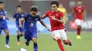 Pemain Indonesia U-23, Paulo Oktavianus Sitanggang, saat berebut bola dengan Chanatip Songkrasin. (Bola.com/Arief Bagus)
