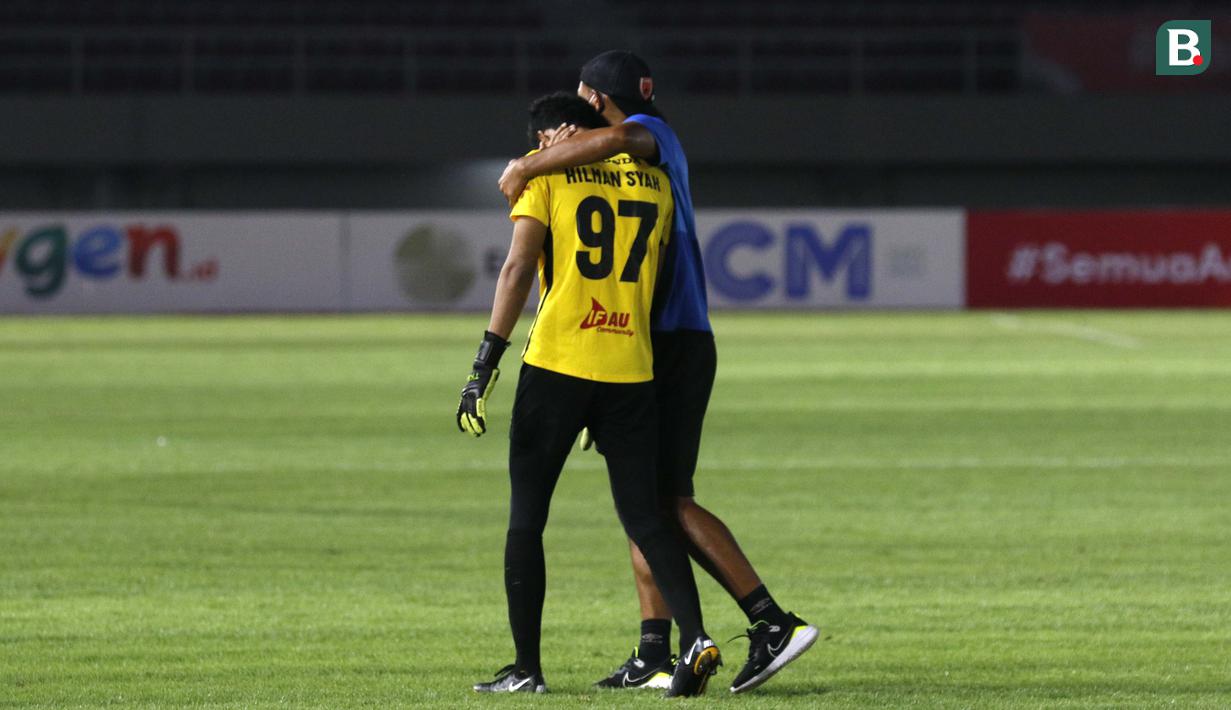 Setelah pertandingan, Hilman tak sanggup menyembunyikan kesedihannya. Ia menangis dan ditenangkan staf PSM untuk masuk ke ruang ganti. (Foto: Bola.com/Ikhwan Yanuar)