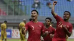 Para pemain Timnas Indonesia U-22 merayakan gol yang dicetak Andy Setyo ke gawang Bhayangkara FC pada laga uji coba di Stadion Patriot, Bekasi, Rabu (6/2). Keduanya bermain imbang 2-2. (Bola.com/Yoppy Renato)