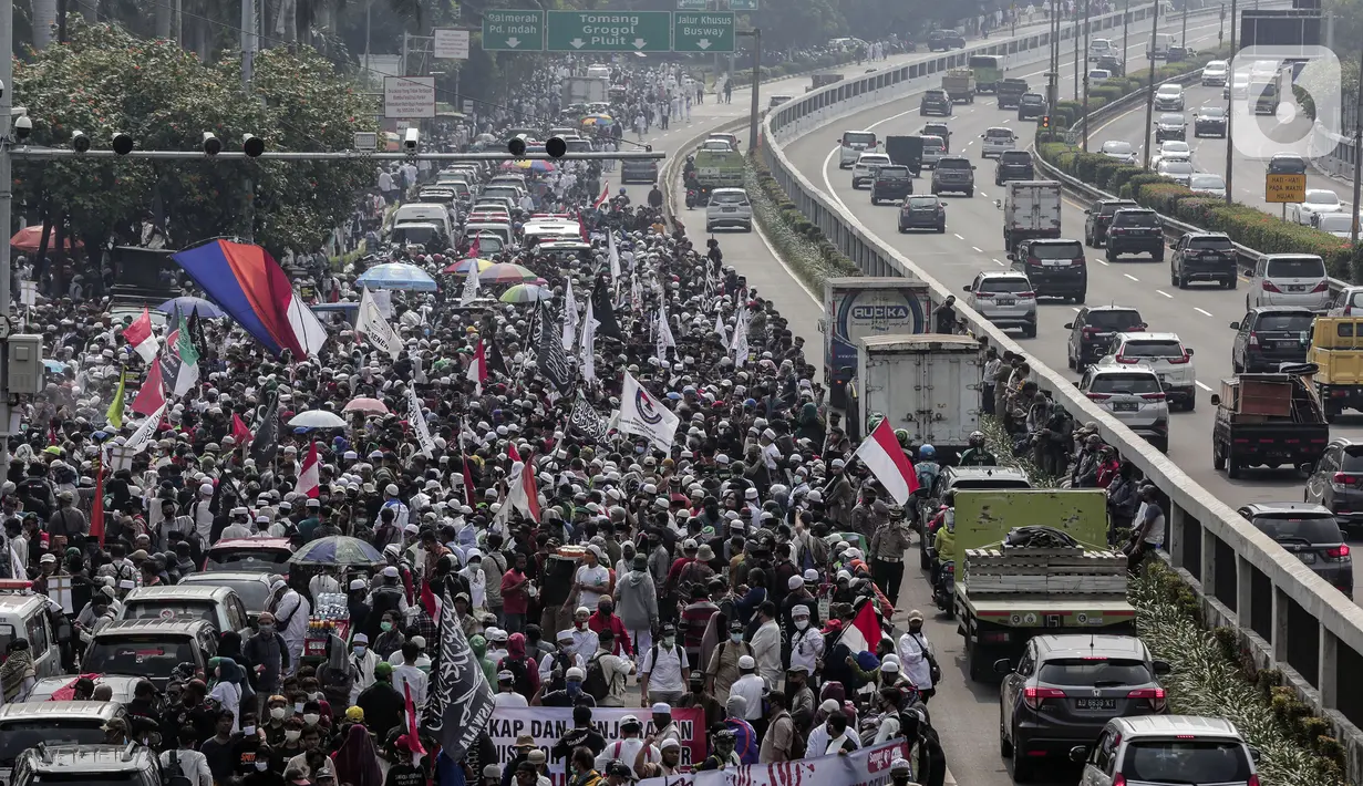 Massa dari sejumlah ormas longmarch saat akan berdemonstrasi di depan Gedung MPR/DPR/DPD, Jakarta, Rabu (24/6/2020). Dalam aksinya mereka menuntut Rancangan Undang-undang (RUU) Haluan Ideologi Pancasila (HIP) ditarik dari Program Legislasi Nasional (Prolegnas). (Liputan6.com/Johan Tallo)