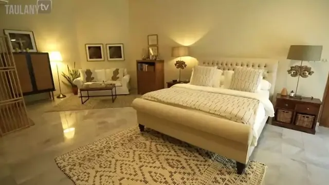Tinggal di Kontrakan Satu Lantai, Begini Potret Kamar Tidur Sophia Latjuba yang Klasik dengan Lampu Temaram