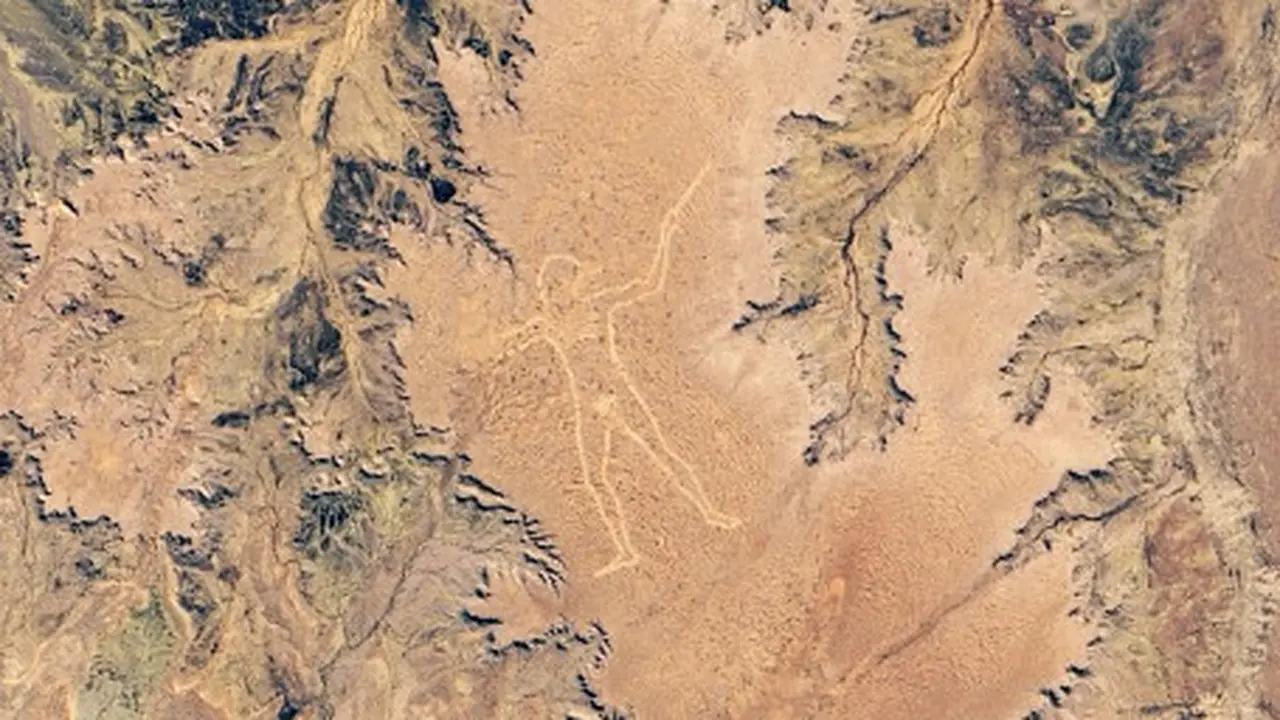 Geoglif Marree Man di pedalaman Australia. (NASA)