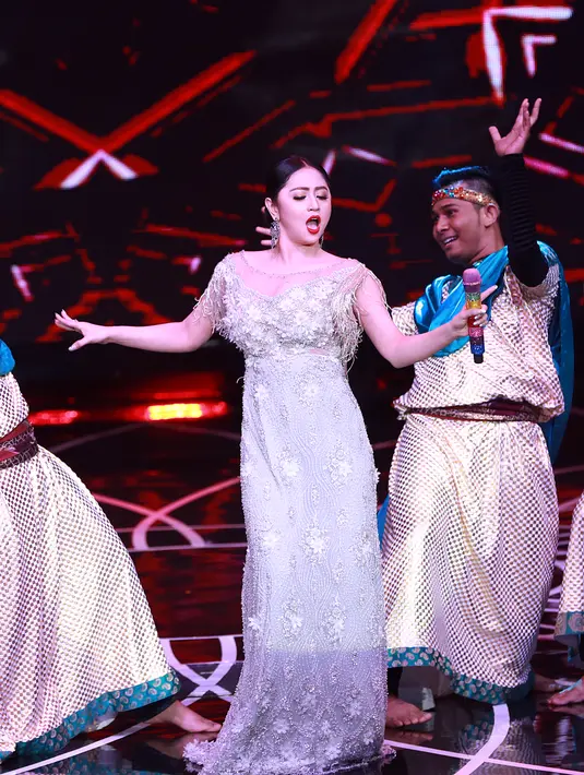 Gelaran Indonesia Dangdut Awards 2015 yang menampilkan Dewi Perssik ini diadakan dengan tujuan untuk menggambarkan bahwa musik dangdut telah menjadi bagian tidak terpisahkan dari masyarakat Indonesia. (Deki Prayoga/Bintang.com) 
