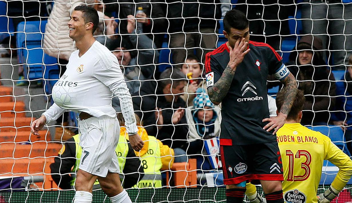 1. Bintang Real Madrid, Cristiano Ronaldo, meniru gaya ibu hamil usai membobol gawang Celta Vigo pada laga La Liga Spanyol di Stadion Santiago Bernabeu, Sabtu (5/3/2016). Real Madrid berhasil menang 7-1 atas Celta Vigo. (EPA/Juanjo Martin)
