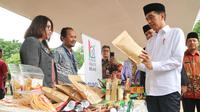 Presiden Joko Widodo (Jokowi) menjumpai 500 nasabah Mekaar binaan PT Permodalan Nasional Madani (Persero) di Alun-alun Kota Bekasi. Dok Kementerian BUMN