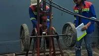 Tim pengabdian masyarakat FT Unnes melakukan pengeboran tanah untuk mengetahui daya dukung struktur tanah terhadap bangunan 4 lantai di lahan terbatas. Foto: liputan6.com/dok.ft unnes