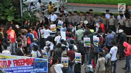 Massa dari Front Rakyat Indonesia untuk West Papua dan Aliansi Mahasiswa Papua menggelar aksi di depan Kantor PT Freeport Indonesia, Jakarta, Kamis (29/3). Mereka juga meminta untuk menarik TNI/Polri dari Tanah Papua. (Merdeka.com/Iqbal S Nugroho)