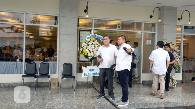 Karangan bunga untuk Eka Tjipta Widjaja di rumah duka dari mantan presiden B. J. Habibie.