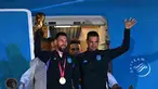 Kapten Argentina Lionel Messi (kiri) memegang Trofi Piala Dunia 2022 bersama pelatih Lionel Scaloni saat turun dari pesawat setibanya di Bandara Internasional di Ezeiza, provinsi Buenos Aires, Argentina (20/12/2022). Argentina tampil sebagai juara Piala Dunia 2022 setelah menumpas Prancis melalui adu penalti di final. (AFP/Luis Robayo)