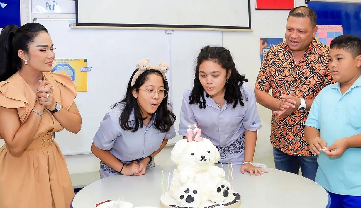 Tiup lilin bersama sahabat satu kelasnya yang juga ulang tahun. Ultah sederhana tapi meriah bersama keluarga dan teman satu kelas dan guru. [Instagram/krisdayantilemos]