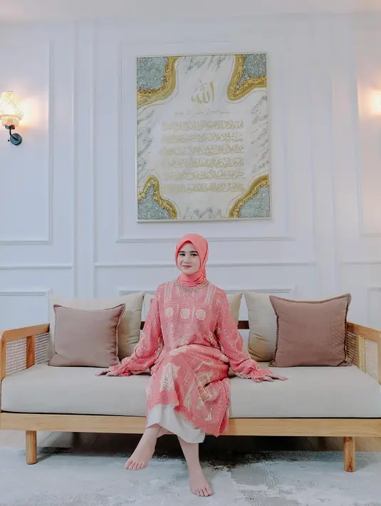 Pada kesempatan tersebut, Tissa tampil menawan dalam tunik lace berwarna oranye cerah yang memberikan kesan fresh dan feminin.  [@tissabiani].