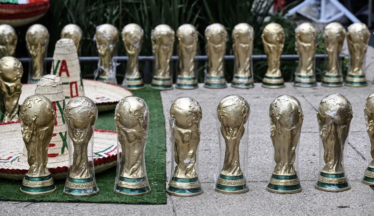 Suvenir berbentuk piala Piala Dunia dan topi tradisional Meksiko dipajang untuk dijual di Mexico City, Senin 8 Juni 2026. (Yuri CORTEZ/AFP)