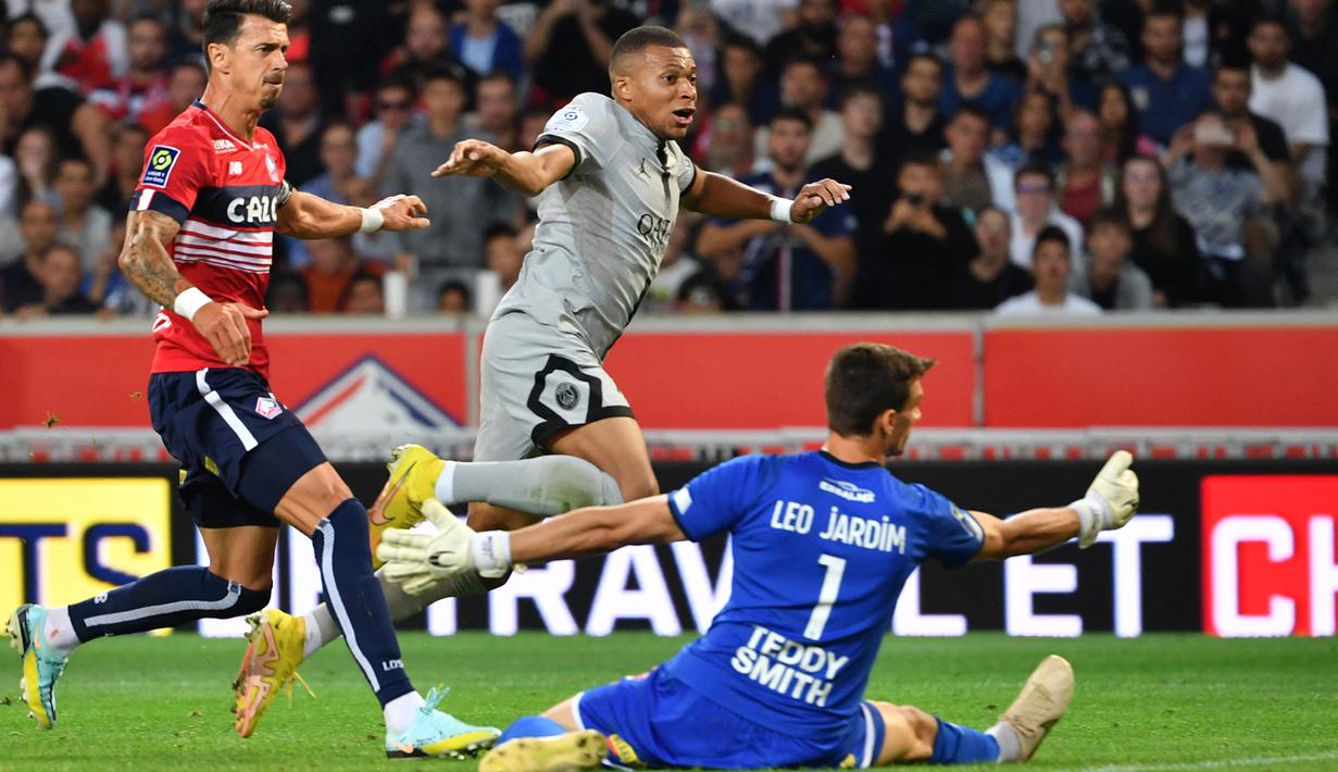 Pada menit ke-66 Kylian Mbappe mencetak gol keduanya untuk membawa PSG kembali menjauh 6-1. Neymar lagi-lagi menjadi pengumpan jitu kepada Kylian Mbappe yang diakhiri dengan sebuah sepakan keras tanpa bisa diantisipasi Leo Jardim. (AFP/Denis Charlet)