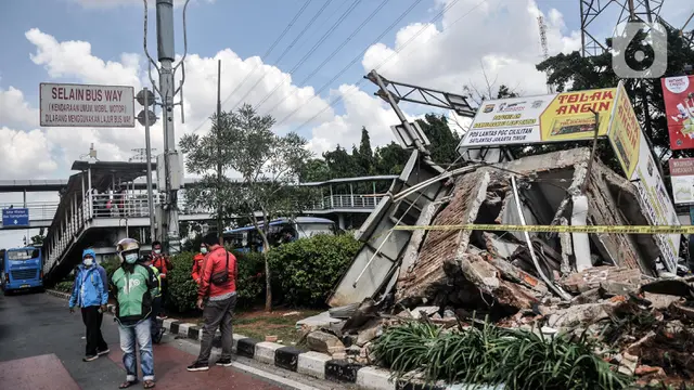 FOTO: Bus Transjakarta Tabrak Pos Lantas PGC Cililitan