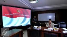 Ketua Badan Kehormatan Dewan Perwakilan Daerah (DPD) RI A.M. Fatwa (kanan) sebelum menggelar rapat pleno ke 2 terkait kasus yang menimpa Ketua DPD Irman Gusman di Gedung DPD RI, Jakarta, Senin (19/9). (Liputan6.com/Johan Tallo)