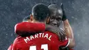 Striker Manchester United, Romelu Lukaku, memeluk Anthony Martial usai mencetak gol  ke gawang AFC Bournemouth pada laga Premier League di Stadion Old Trafford, Rabu(13/12/2017). Manchester United menang 1-0 atas AFC Bournemouth. (AP/Martin Rickett)
