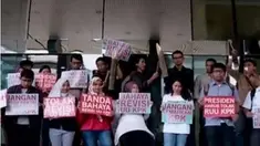 Ratusan orang membunyikan kentungan di gedung KPK sebagai simbol KPK dalam bahaya akibat rencana revisi undang-undang.