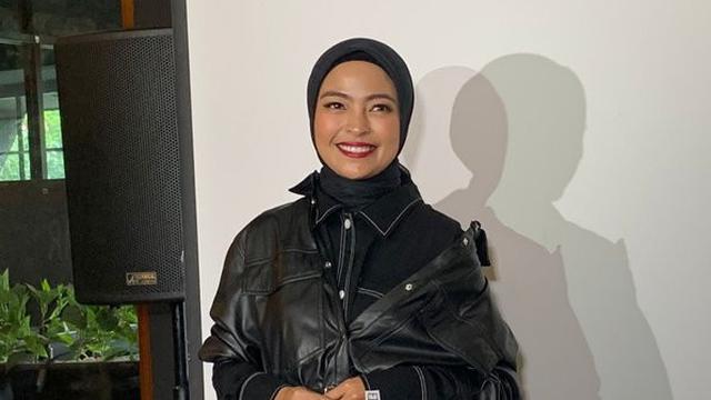 Tantri Kotak memulai debut solo karirnya dengan single Candu Dalam Rindu.