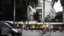 Warga bersepeda di  depan eks Kedubes Inggris di Jakarta, Minggu (25/12). Plt Gubenur DKI Jakarta Sumarsono menegaskan status kejelasan tanah eks Kedutaan Besar (Kedubes) Inggris adalah milik pemerintah pusat. (Liputan6.com/Faizal Fanani)