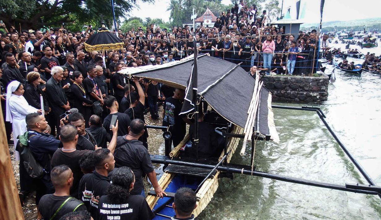 Prosesi ini juga melambangkan perjalanan penderitaan Yesus Kristus menuju penyaliban. Tampak dalam foto, umat Katolik mengangkut peti mati berisi patung Yesus selama prosesi laut Jumat Agung dari Kapel Tuan Menino, sebuah ritual yang diwarisi dari pengaruh Portugis selama lebih dari lima abad, di Larantuka, Nusa Tenggara Timur, pada Jumat 3 April 2026. (ARNOLD WELIANTO/AFP)
