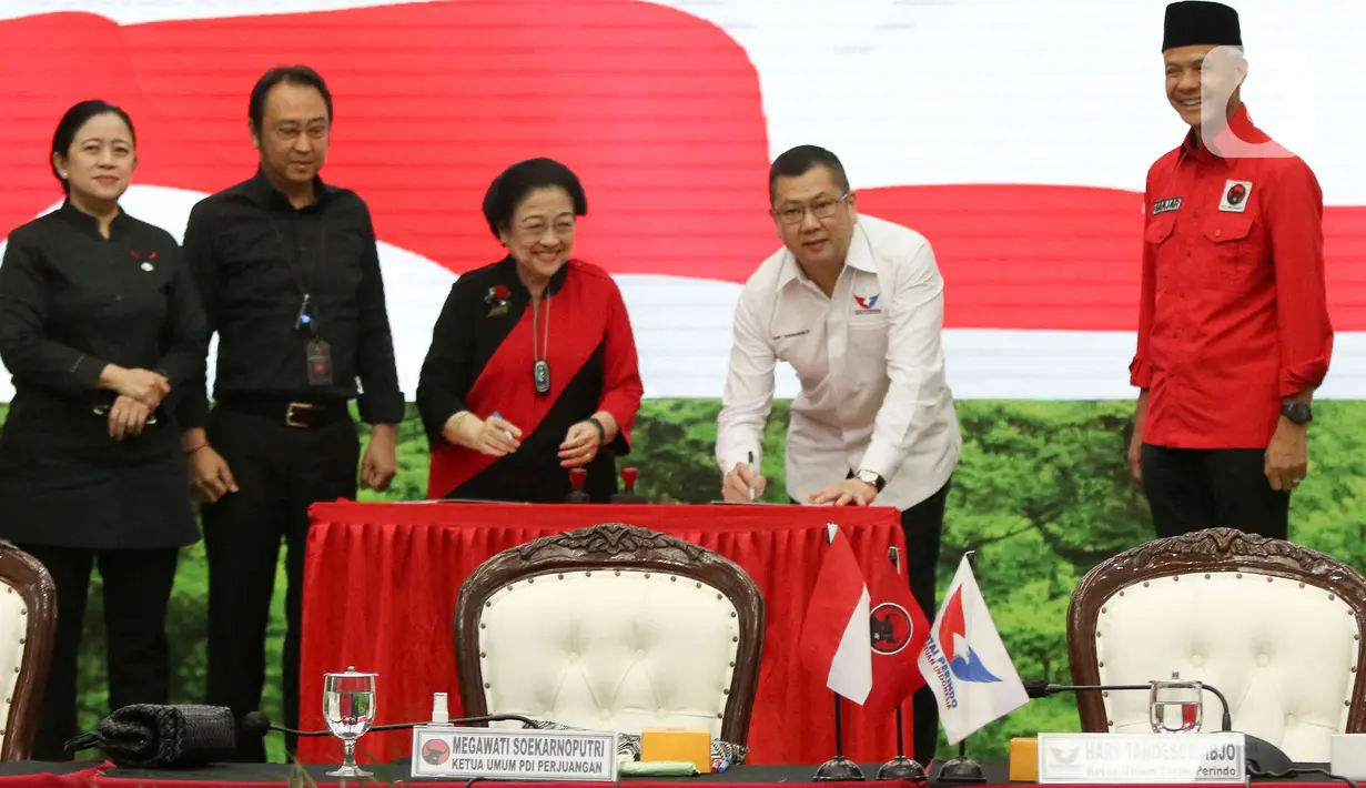 Adapun MoU kerja sama itu ditandatangani langsung oleh Megawati Soekarnoputri dan Hary Tanoesoedibjo selaku Ketua Umum kedua partai politik. (Liputan6.com/Herman Zakharia)