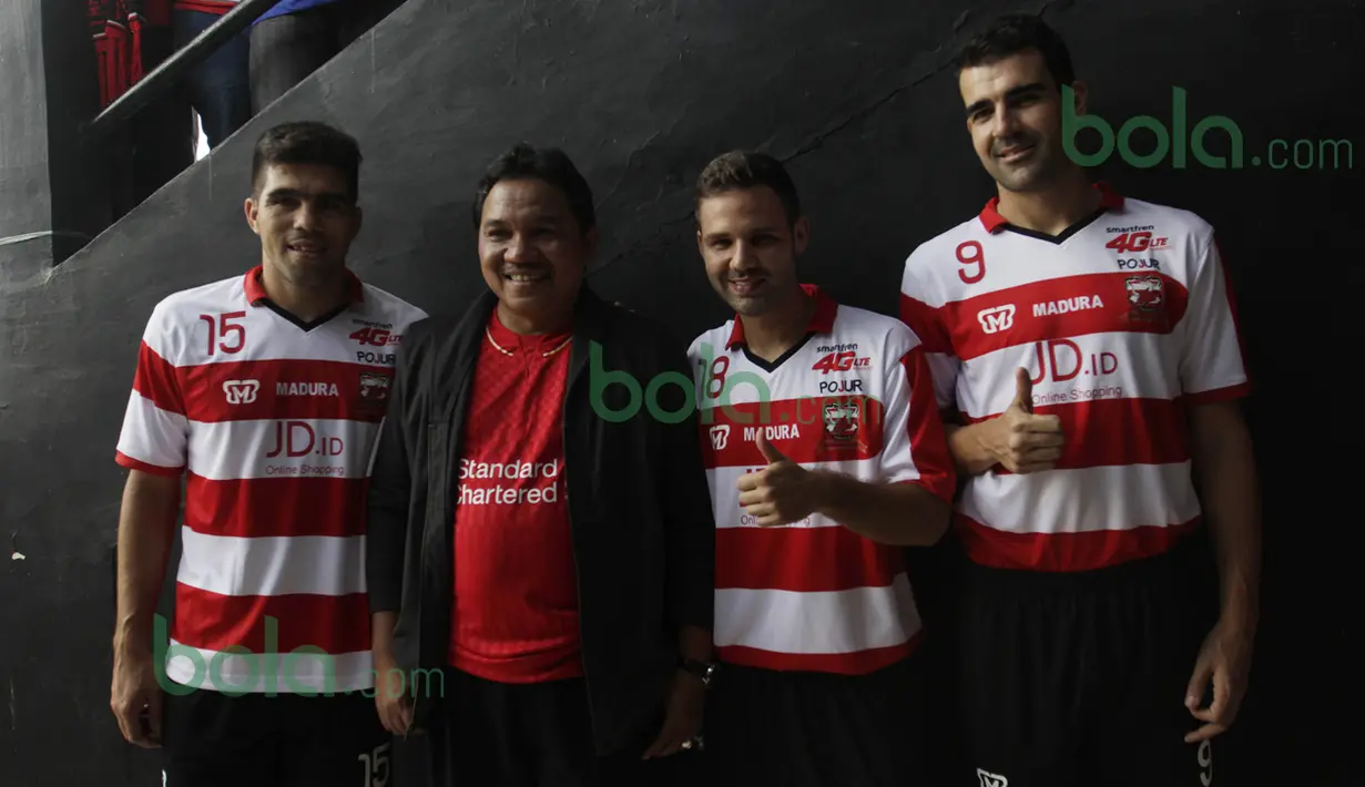 Tiga pemain asing Madura United FC berpose bersama CEO Madura United FC, Achsanul Qosasi, sebelum beruji coba melawan Persiba Balikpapan di Stadion Ahmad Yani, Sumenep, Sabtu (20/2/2016). (Bola.com/Vitalis Yogi Trisna)