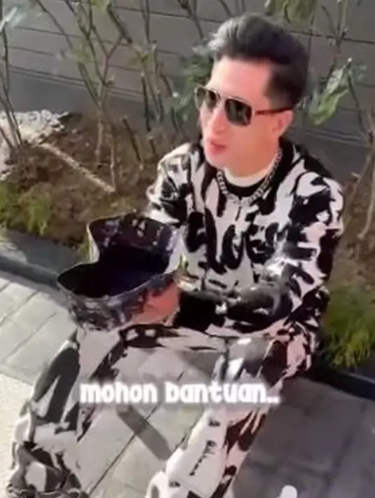 Usai tasnya hilang, Verrell tetap melanjutkan agenda liburan di Jepang. Meski begitu, Verrell tetap bersedih dan kepikiran dengan tasnya yang hilang. Ia pun membuat parodi seperti pengemis yang minta bantuan karena kehilangan barang berharga. (Liputan6.com/IG/bramastavrl)