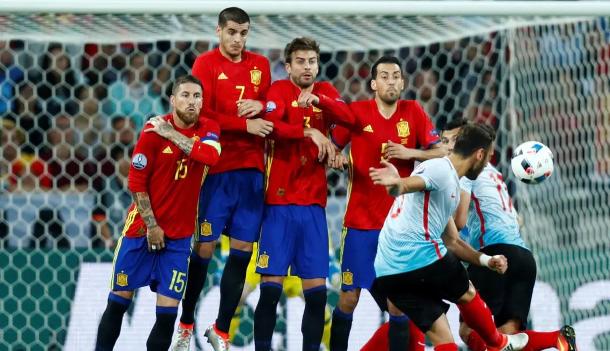 Pagar betis pemain Spanyol saat tendangan bebas untuk Turki pada laga Grup D Piala Eropa 2016 di Allianz Riviera, Nice, Sabtu (18/6/2016) dini hari WIB. (Reuters/Eddie Keogh)