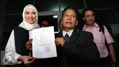 Mantan vokalis Eqoutez, Delia Septianti bersama kuasa hukumnya menunjukkan surat pelaporan pada saat ditemui di Polda Metro Jaya, Selasa (19/7). (Liputan6.com/Herman Zakharia)