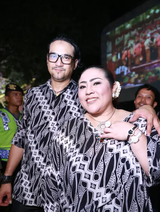 Nunung yang ditemani suaminya juga turut hadir di hari bahagia Kahiyang dan Bobby. Mengenakan baju batik yang seragam dengan sang suami, pasangan ini selallu menunjukan kemesraannya. (Adrian Putra/Bintang.com)