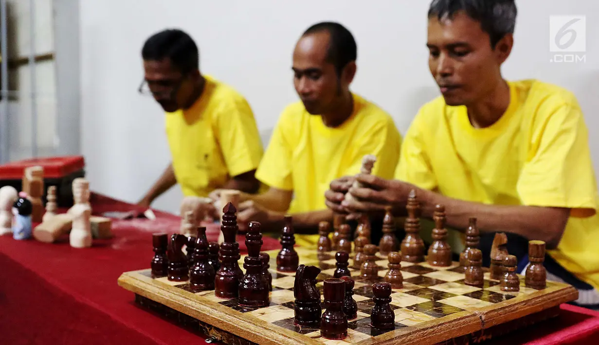 Catur hasil kerajinan penghuni lapas Kelas IIA Narkotika Jakarta, Cipinang, Jakarta, Sabtu (9/9). Kerajinan buatan para tahanan ini juga memiliki nilai jual yang cukup tinggi. (Liputan6.com/Angga Yuniar)