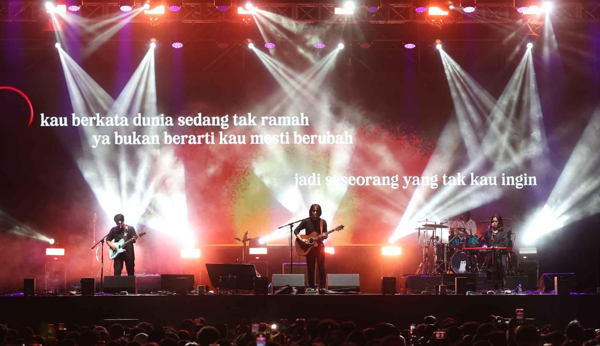 Penyanyi sekaligus penulis asal Bandung, Fiersa Besari saat tampil pada hari pertama gelaran KapanLagi Buka Bareng (KLBB) Festival 2026 di Stadion Madya, Kompleks Gelora Bung Karno, Senayan, Jakarta, Sabtu 28 Februari 2026. Usai waktu berbuka puasa, hari pertama gelaran KapanLagi Buka Bareng (KLBB) 2026 semakin meriah. (Dok/Kapanlagi Youniverse)