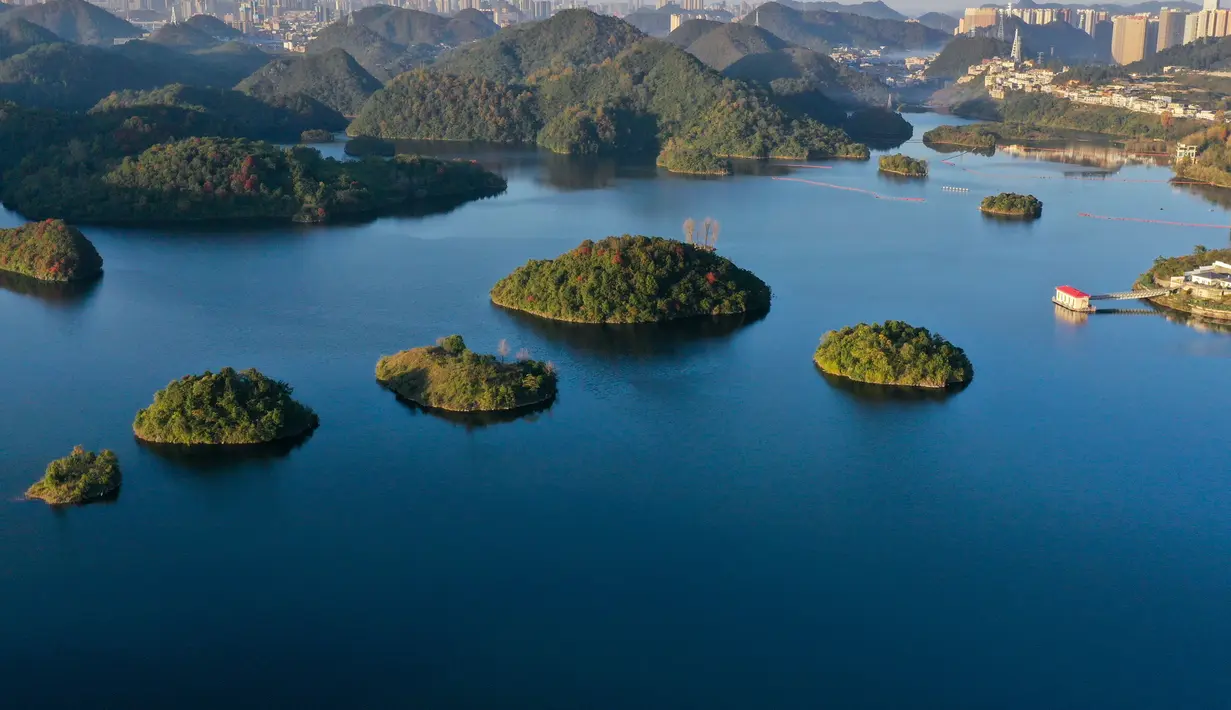 Foto dari udara yang diabadikan pada 10 November 2020 ini menunjukkan pemandangan Taman Lahan Basah Nasional Danau Aha di Guiyang, Provinsi Guizhou, China barat daya. (Xinhua/Ou Dongqu)