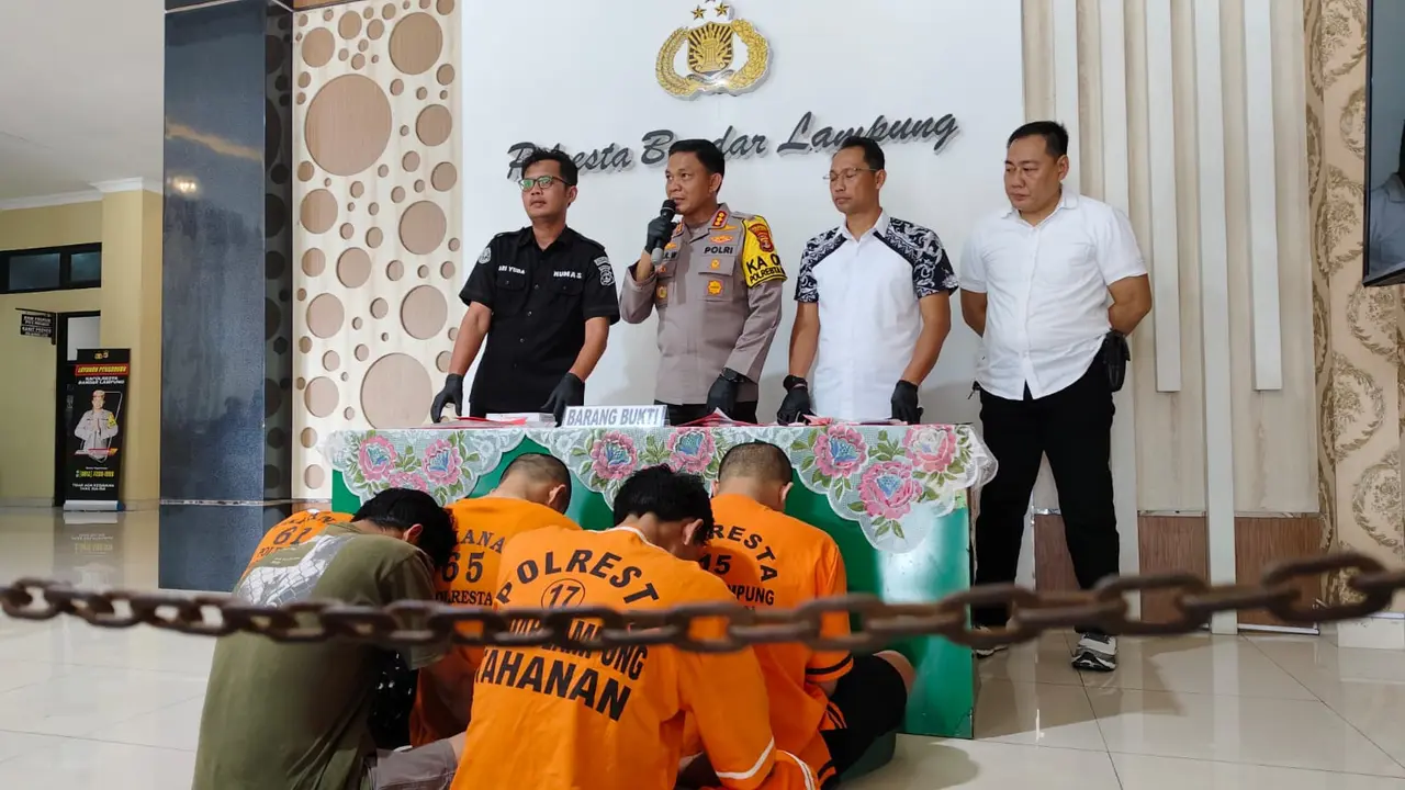 Kelima tersangka bandar narkoba berhasil diringkus Polresta Bandar Lampung.  Foto : (Liputan6.com/Ardi).