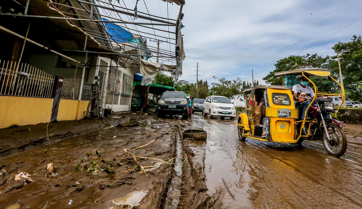 Jalan tampak tertutup lumpur dan sampah usai hujan deras yang dibawa Topan Goni memicu terjadinya banjir di Provinsi Batangas, Filipina, 2 November 2020. Hingga 2 November 2020, jumlah korban jiwa akibat Topan Goni yang melanda bagian selatan Luzon bertambah menjadi 16 orang. (Xinhua/Rouelle Umali)
