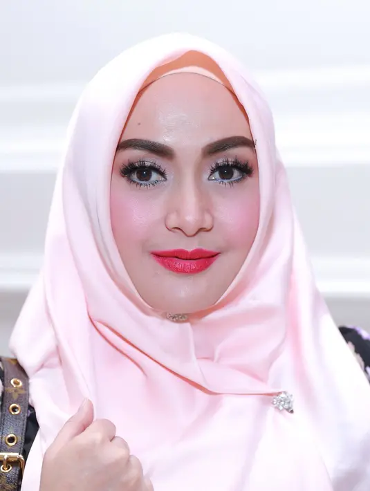 Rupanya, pemilik nama lahir Ronih Ismawati Nur Azizah, itu sedang menjalankan diet mayo tanpa makan nasi. (Galih W. Satria/Bintang.com)