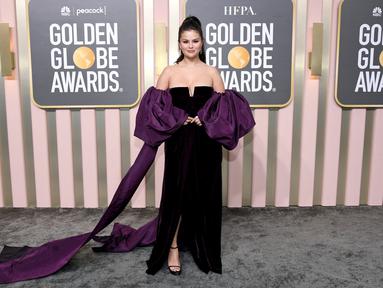 Selena Gomez menghadiri Golden Globe Awards 2023 di The Beverly Hilton, Beverly Hills, California, Amerika Serikat, 10 Januari 2023. Selena Gomez tampil memukau saat menghadiri Golden Globe Awards 2023. (Jon Kopaloff/Getty Images/AFP)