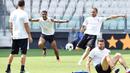 Para pemain Juventus tampak rileks saat latihan jelang laga final Liga Champions di Stadion Juventus, Turin, Senin (29/5/2017). Juventus akan berhadapan dengan Real Madrid pada laga final. (EPA/Alessandro Di Marco)